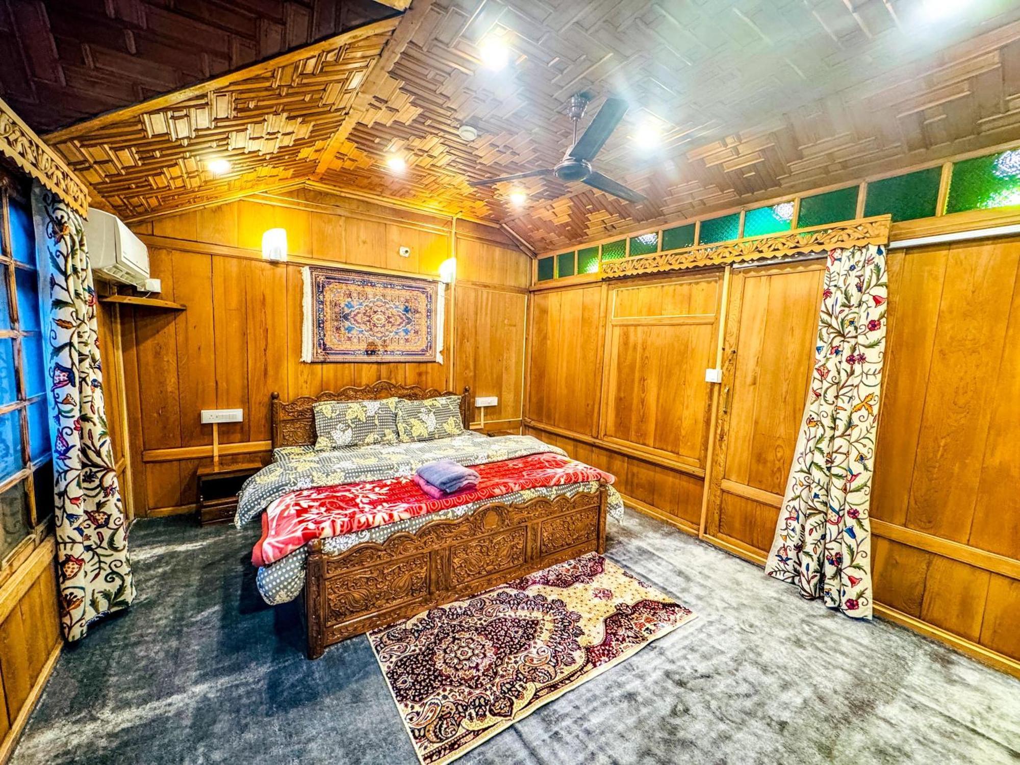מלון Srīnagar Peacock Houseboats מראה חיצוני תמונה