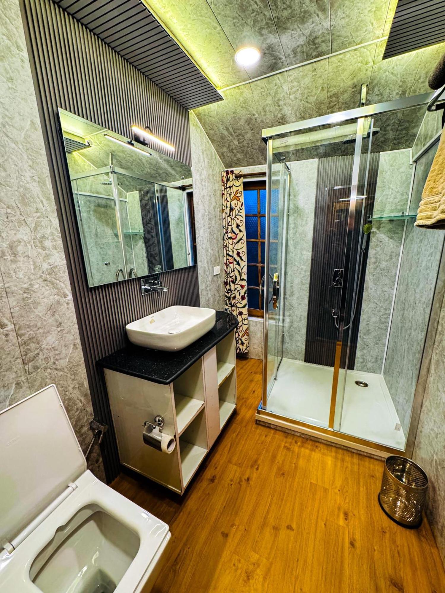מלון Srīnagar Peacock Houseboats מראה חיצוני תמונה